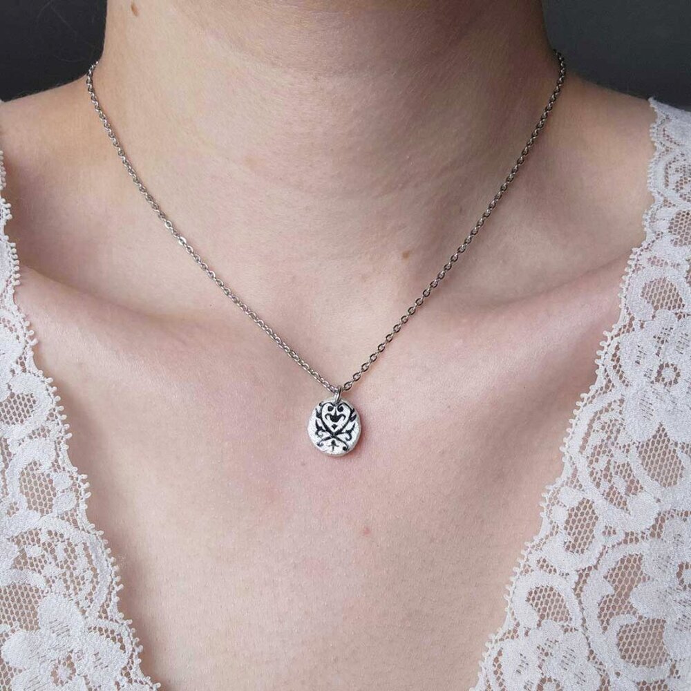 Gothic Versailles iridescent pearl necklace with a small silver chain
